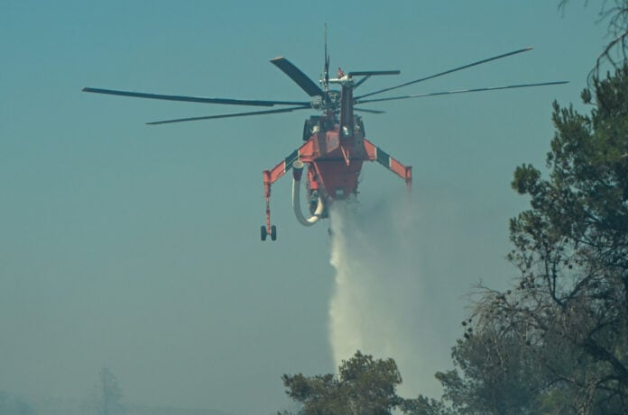 Πυρκαγιά σε χαμηλή βλάστηση στον Μαραθώνα Αττικής με κινητοποίηση των πυροσβεστικών δυνάμεων