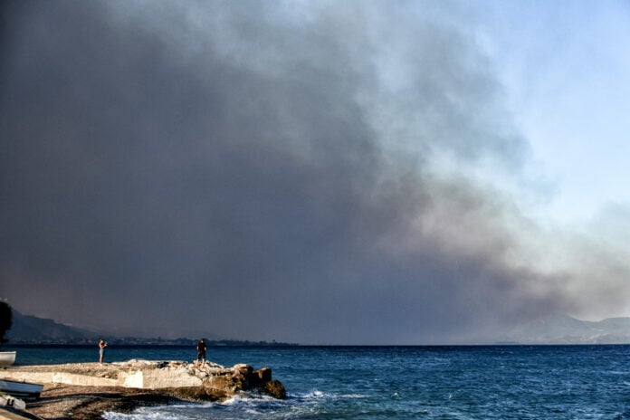 Θλίψη και απώλεια στο Ξυλόκαστρο από την φωτιά που στοίχισε τη ζωή δύο εθελοντών πυροσβεστών