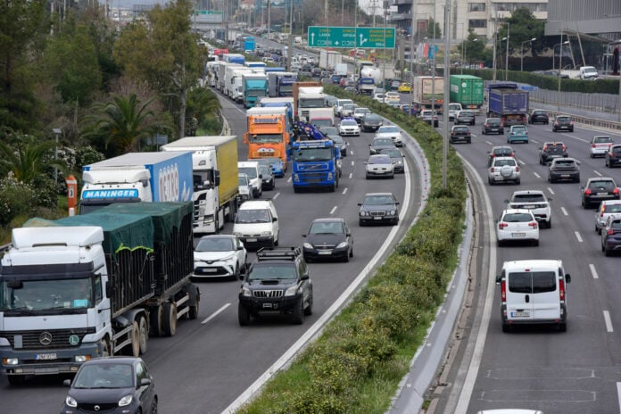 Φωτιά σε φορτηγό στο 14ο χιλιόμετρο της Εθνικής Οδού Αθηνών Θεσσαλονίκης