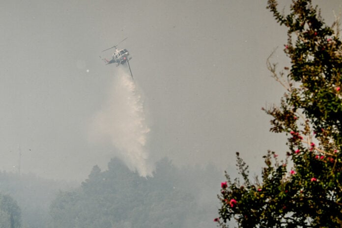 Μάχη κατά των πυρκαγιών στην Ηλεία με τραυματισμούς και σοβαρές απειλές για κατοικίες