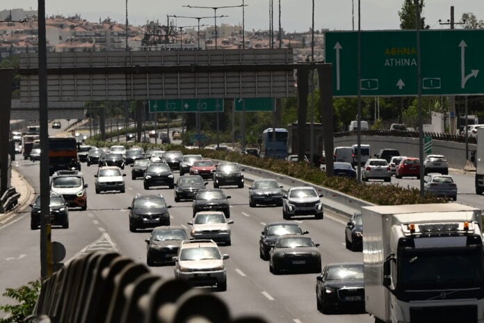 Δυσκολίες κυκλοφορίας και καθυστερήσεις στους δρόμους του λεκανοπεδίου λόγω ανατροπής φορτηγού