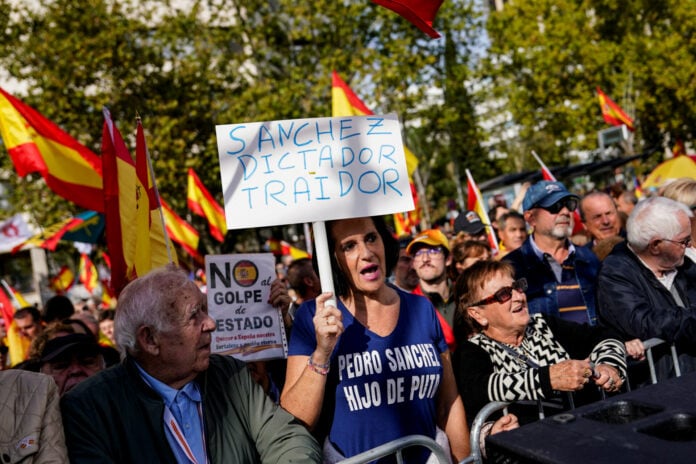 Μαζική διαδήλωση στη Μαδρίτη για την παραίτηση του πρωθυπουργού Σάντσεθ