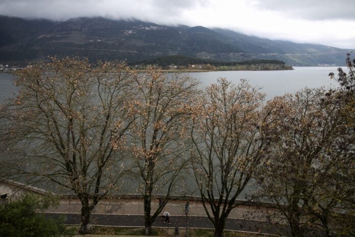 Καιρός με νεφώσεις και τοπικές βροχές σε πολλές περιοχές της χώρας